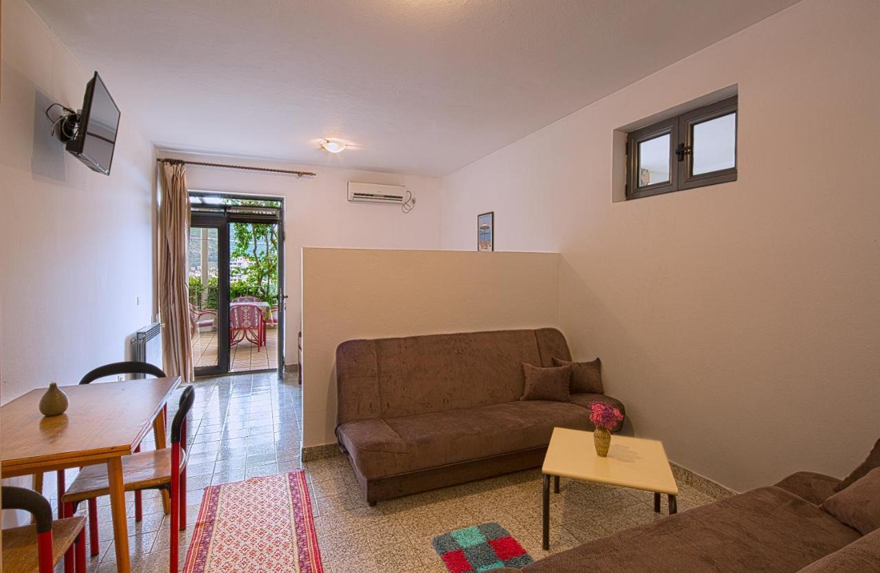 Madra Guest house *