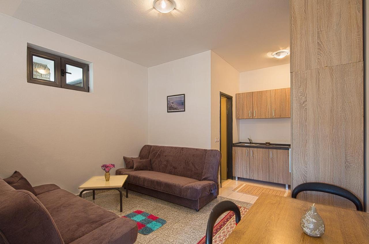Madra Guest house *
